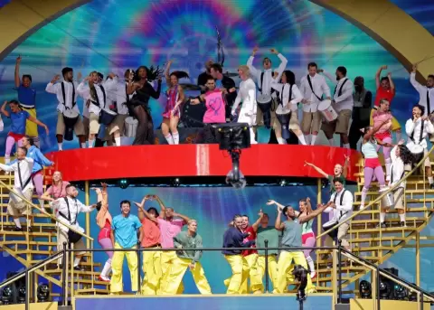 Coldplay y Emmanuel Kelly cerraron el show de medio tiempo con A Sky Full of Stars.