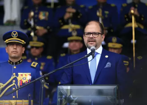 John Reimberg, ministro del Interior, en la ceremonia de cambio de mando policial.