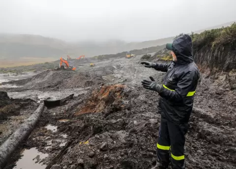 Deslizamiento de tierra en el sector La Mica, en la zona del Antisana.
