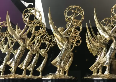 Se revelan los nominados a los Emmy 2025: diversidad televisiva global.