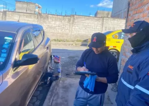 AMC multa a ciudadano por uso indebido de agua en medio de emergencia en Quito