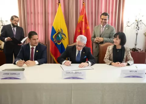 Ecuador recibi� una ayuda humanitaria de USD 500.000 y 87 colchones por parte del gobierno chino, destinada a las familias afectadas por las lluvias