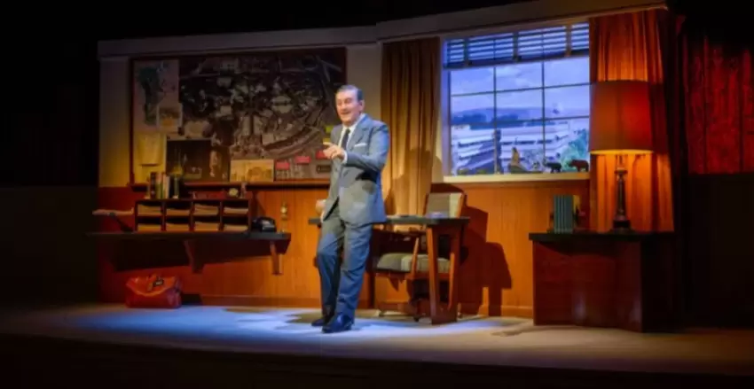 Gestos y expresiones poco realistas.