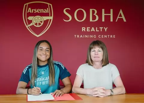 Olivia Smith firm� su fichaje con el Arsenal.