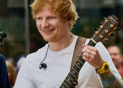 Ed Sheeran revel� su lado m�s �ntimo en el p�dcast de Kylie Kelce.