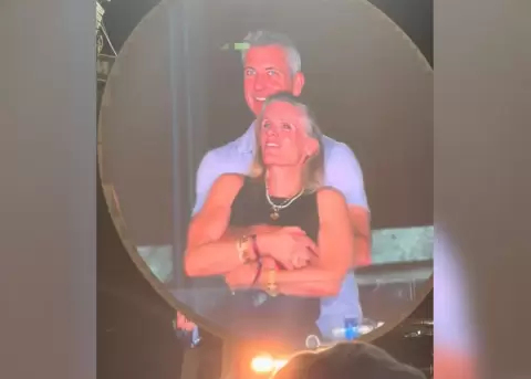 Tras ser captados muy abrazados, la pareja intent� ocultar sus rostros.