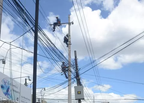 Apagones inesperados afectan a varios sectores de Quito este viernes
