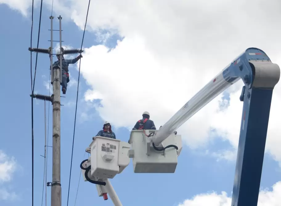 Apagones inesperados afectan a varios sectores de Quito este viernes