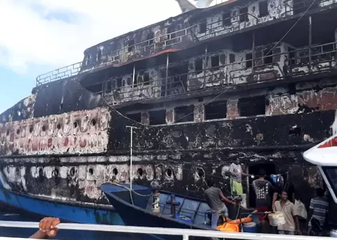 Incendio en ferry deja cinco fallecidos y cientos evacuados