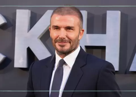 El exfutbolista tuvo un accidente con la m�quina de afeitar y su esposa Victoria Beckham reaccion� de manera inesperada.