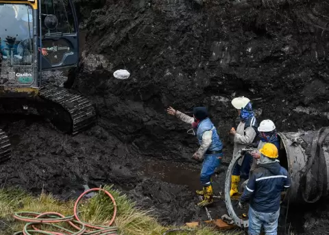 Trabajos de reparaci�n de la tuber�a tras deslave en el sector de La Mica.