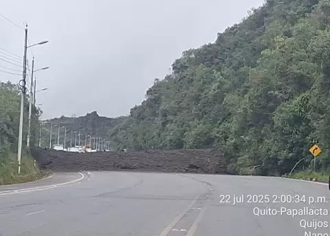 Cierre total en la v�a Pifo - Baeza por derrumbe de tierra a la altura de Papallacta