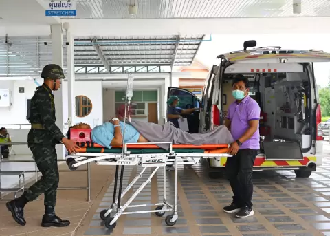 Una persona herida en Tailandia en el enfrentamiento con Camboya es trasladada al hospital.
