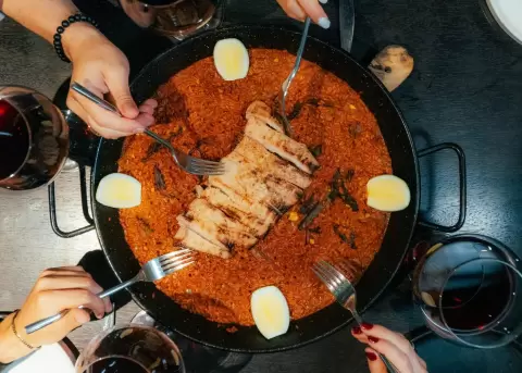 Disfruta de una deliciosa paella en ICONO.