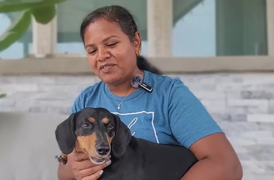 Sathya Priya Easwaran junto a su perro Jerry.