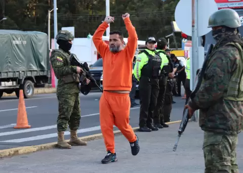 Un preso colombiano camina por el paso fronterizo entre Ecuador y Colombia para su proceso de deportaci�n este viernes, en Rumichaca (Ecuador).