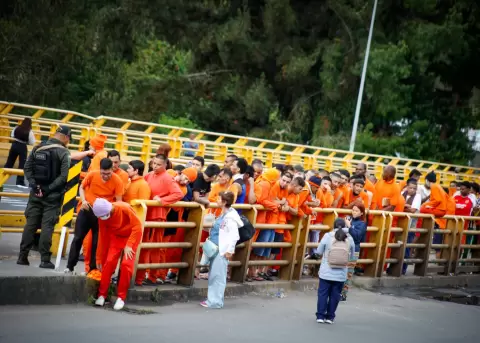 Un grupo de presos colombianos espera en el puente de Rumichaca, en la frontera entre Ecuador y Colombia.