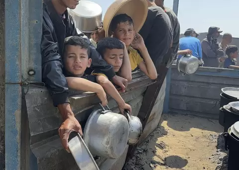 Ni�os aguardan ayuda humanitaria en Gaza, en una imagen de archivo.