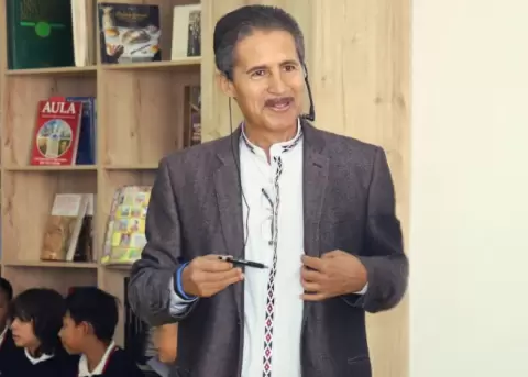 El escritor �dgar Allan Garc�a durante una charla con estudiantes y lectores.