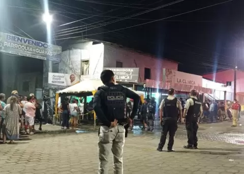Vecinos y curiosos observan el lugar del tiroteo que dej� 13 muertos y 7 heridos en El Empalme.