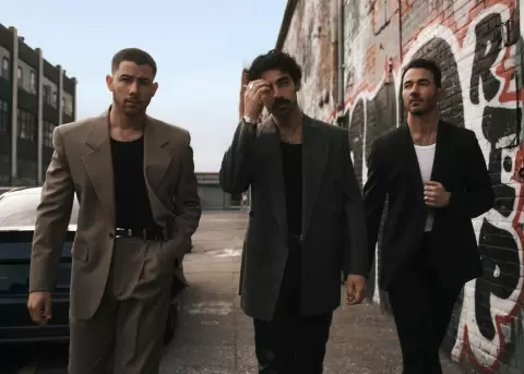 El nuevo �lbum de Jonas Brothers explora su infancia, la familia y el reencuentro musical.