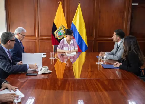 Canciller de Ecuador se re�ne con diplom�ticos colombianos tras pol�mica por deportaciones