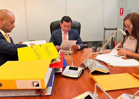 El abogado de Daniel Salcedo acudi� con las carpetas a la mesa de Fiscalizaci�n.