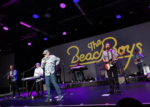 The Beach Boys hicieron vibrar el Starlite Occident con una noche m�gica de surf rock.