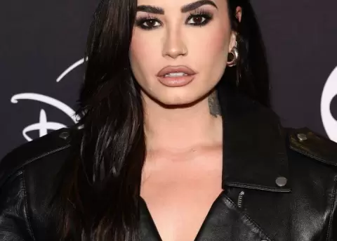 Fast promete ser el primer adelanto de una etapa musical marcada por el sonido dance-pop, un estilo que la artista no exploraba desde hace a�os.