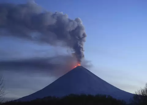 Volc�n Kliuchevskoi entra en erupci�n tras fuerte terremoto en el oriente de Rusia