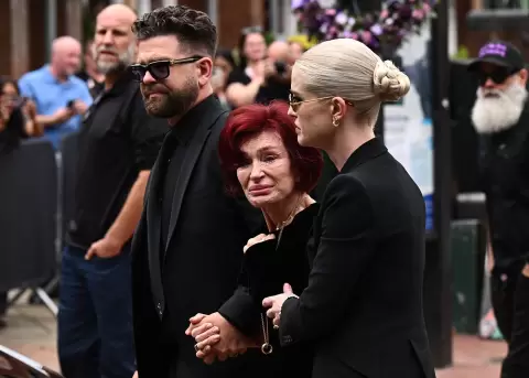 Sharon Osbourne, visiblemente conmovida, salud� a los seguidores que gritaban "We love you, Sharon".