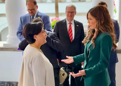 Gabriela Sommerfeld, canciller de la Rep�blica y Kristi Noem, secretaria de Seguridad de EE.UU.