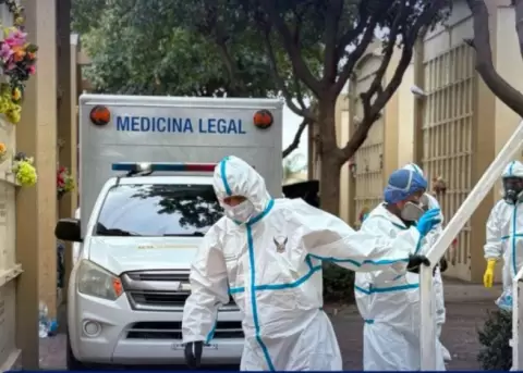 Este 31 de julio de 2025, agentes de criminal�stica sepultan cad�veres que no fueron reconocidos en Guayaquil.
