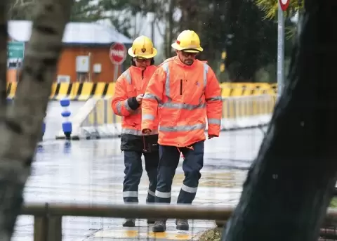 Trabajadores de la mina El Teniente custodian el acceso al yacimiento.