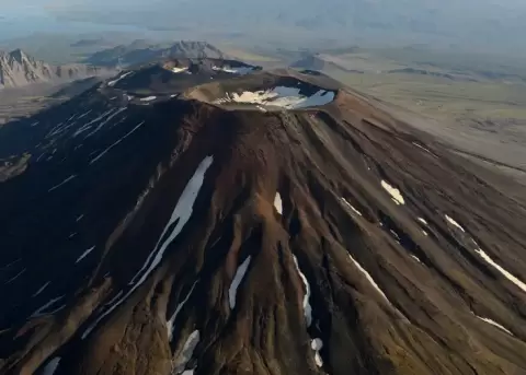 El volc�n Krasheninnikov est� formado por dos estratovolcanes conectados en una caldera. El lago Kronotskoye y el volc�n Kronotsky se ven al fondo.