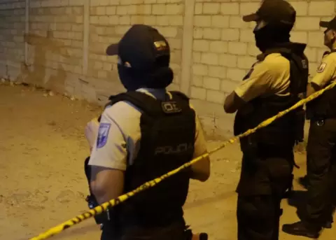 Imagen referencial. Polic�as en una muerte violenta en Ecuador en 2023.-