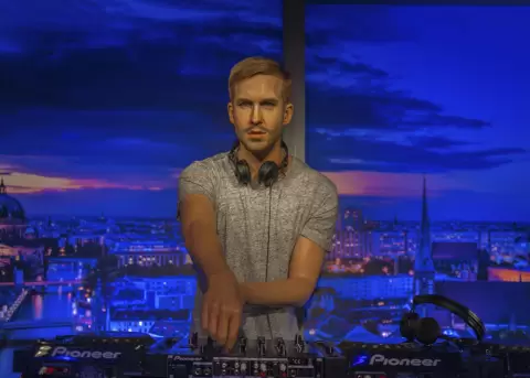Adam Richard Wiles, conocido por su nombre art�stico Calvin Harris, es un DJ, cantante, remezclador y productor discogr�fico escoc�s.