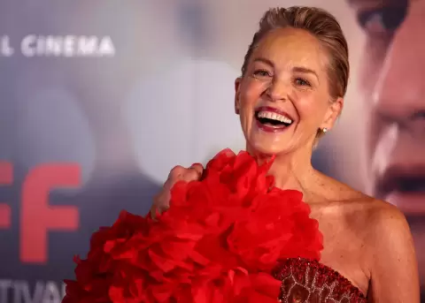 Sharon Stone revela secretos de 'Instinto b�sico' y su impacto en su vida.