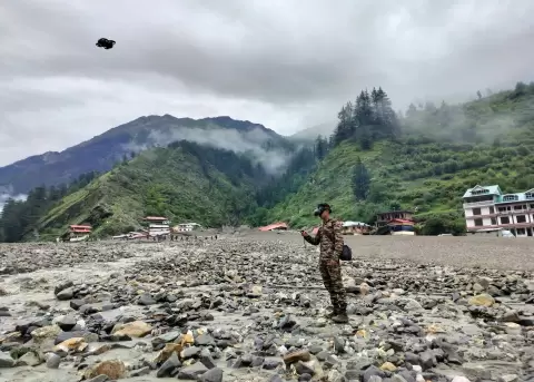 Labores de b�squeda en zona de Dharali, en el estado de Uttarakhand, India, tras el deslizamiento de tierra de este martes.
