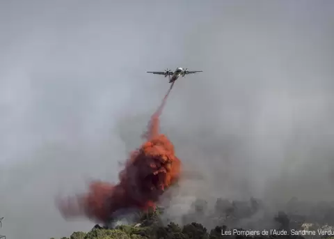 Casi 2 mil bomberos luchan contra el fuego en el sur de Francias.