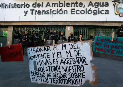 (Quito) Miembros de la Polic�a custodian el Ministerio de Ambiente durante una protesta en rechazo a la fusi�n ministerial.