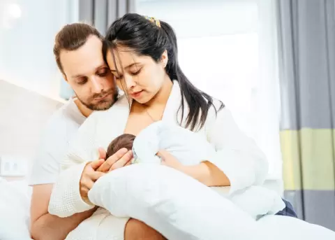 El padre juega un rol importante en la lactancia.