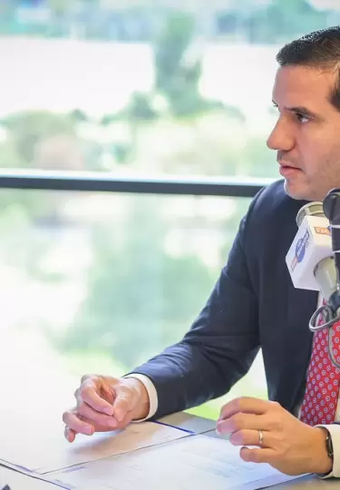 Roberto Luque, ministro de Transporte y Obras P�blicas, en los estudios de FM Mundo.