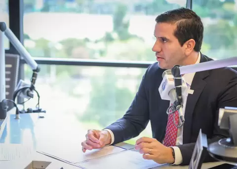Roberto Luque, ministro de Transporte y Obras P�blicas, en los estudios de FM Mundo.