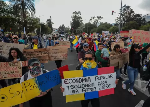 Quito. Cientos de personas marcharon en contra de los recortes estatales emprendidos por el Gobierno y en apoyo a la Corte Constitucional.