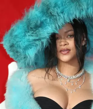 Rihanna protagoniza una sexy campa�a para su marca.