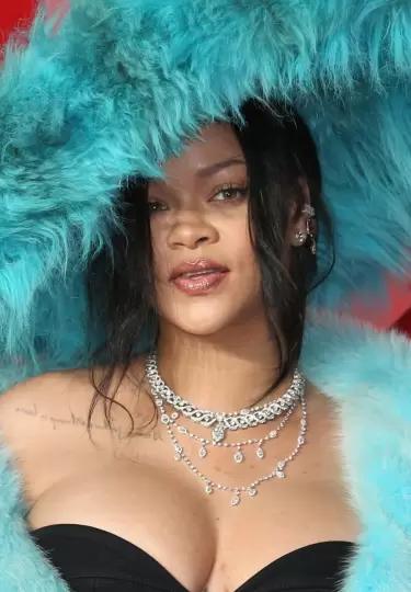 Rihanna env�a regalo a influencer mexicana.