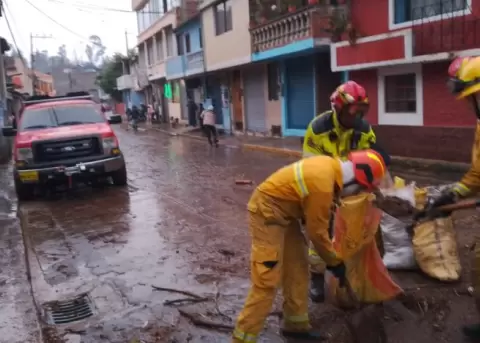 Fuertes precipitaciones causan desborde e inundaciones en el sur de Quito