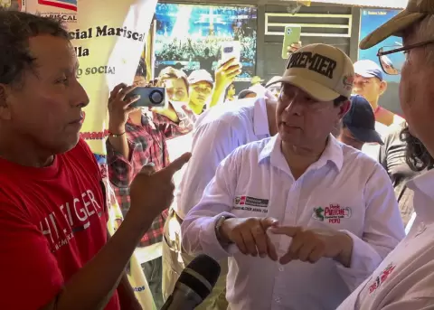 El presidente del Consejo de Ministros de Per�, Eduardo Arana (c), a su llegada a la poblaci�n de Santa Rosa.