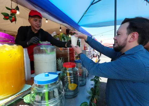 Un hombre compra una bebida durante la cuarta edici�n del Hueca Fest este viernes, en Quito.
